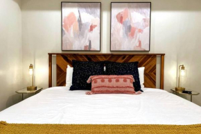 Bright Top Floor-Elevator-Walk Downtown-Laundry